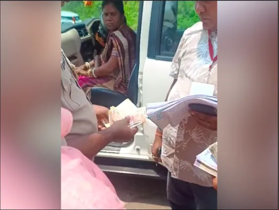 ବିଜେଡି ବିଧାୟକ ପ୍ରାର୍ଥୀଙ୍କ ପତ୍ନୀଙ୍କ କାରରୁ ମିଳିଲା ପୁଳା ପୁଳା ଟଙ୍କା । ଥାନାକୁ ନେଇ ପଚରାଉଚୁରା କରୁଛି ପୋଲିସ୍ ।