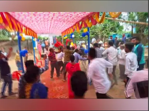 ରାଜ୍ୟରେ ଜାରି ରହିଛି ମତଦାନ । ସେପଟେ ଅନେକ ଜାଗାରେ ଇଭିଏମ ତ୍ରୁଟି ପୋଲିଂ ଅଧିକାରୀଙ୍କ ଅବହେଳା ନେଇ ଅଭିଯୋଗ ।