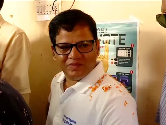 ନିୟମ ମାନିଲେ ଖୋଦ୍ ରାଜ୍ୟ ମୁଖ୍ୟ ନିର୍ବାଚନ ଅଧିକାରୀ । ସ୍ମାର୍ଟ ୱାଚ୍ କାଢି ବୁଥ୍ ଭିତରକୁ ଯାଇ ଦେଲେ ଭୋଟ୍ ।