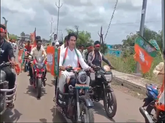 ଶେଷ ପର୍ଯ୍ୟାୟ ନିର୍ବାଚନ ପାଇଁ ବିଜେପି ପ୍ରାର୍ଥୀ ଆକାଶ ଦାସ ନାୟକଙ୍କ ଜୋରଦାର ପ୍ରଚାର । ସର୍ମଥକଙ୍କ ସହ ବାଇକ ରାଲି କରି କରୁଛନ୍ତି ଭୋଟ ଭିକ୍ଷା ।