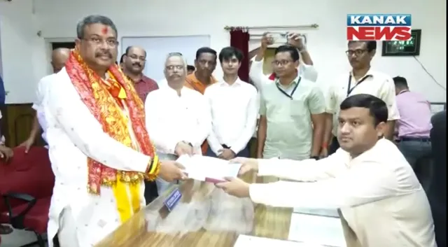 ସମ୍ବଲପୁର ଲୋକସଭା ଆସନ ପାଇଁ ନାମାଙ୍କନ ଭରିଲେ ଧର୍ମେନ୍ଦ୍ର ପ୍ରଧାନ । ହଜାର ହଜାର ସମର୍ଥକଙ୍କ ସହ ଉପ ଜିଲ୍ଲାପାଳ କାର୍ଯ୍ୟାଳୟରେ ଭରିଲେ ନାମାଙ୍କନ