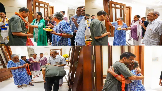 ମା’ଙ୍କ ସାମ୍ନାରେ ସବୁବେଳେ ନିର୍ଦ୍ଦୋଷ ପିଲା । ଘରକୁ ଫେରିବା ପରେ କେଜ୍ରିୱାଲଙ୍କୁ କୋଳେଇନେଲେ ମା’