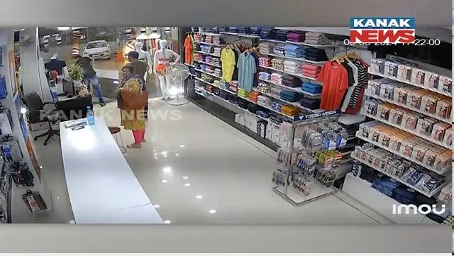 ରାଜଧାନୀରେ ଦମ୍ଫତ୍ତି ଲୁଟେରାଙ୍କ ରାଜ୍ । ଦୋକାନ କ୍ୟାସ କାଉଁଣ୍ଟରରୁ ଲୁଟ ଉଦ୍ୟମ । ସାମ୍ନାକୁ ଆସିଲା ସିସିଟିଭି ଭିଡିଓର ଫୁଟେଜ ।