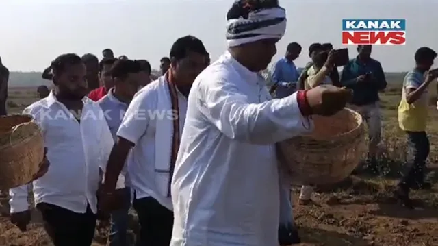 ଚାଷୀ ବେଶରେ ପ୍ରଣବ ପ୍ରକାଶ ଦାସ । ବିଲରେ ହଳ ବୁଲାଇ, ହାତରେ ଅଖିମୁଠି ଧରି ବିହନ ବୁଣିଲେ ପ୍ରଣବ ।