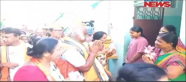 କଟକ ବାରବାଟୀରେ ଟକ୍କର । ବିଭିନ୍ନ ପ୍ରସଙ୍ଗ ନେଇ ତିନି ଦଳ ମଧ୍ୟରେ ଭୋଟ୍ ହାତେଇବାକୁ ଚେଷ୍ଟା ।ସମର୍ଥକ ଯୋଗାଡ କରିବାରେ ପ୍ରୟାସ ଜାରି