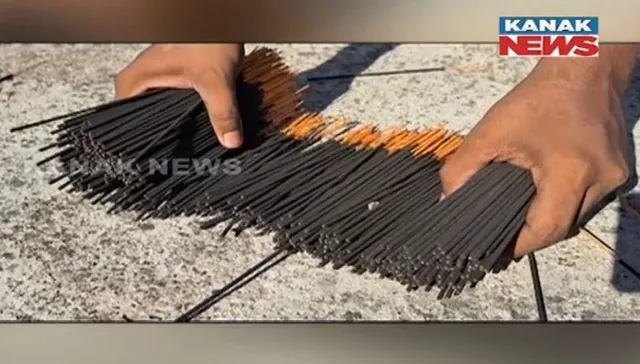 କେନ୍ଦ୍ରାପଡ଼ା ବିଜୟନଗର ଗାଁର ଯୁବ ଉଦ୍ୟୋଗୀ ଦେବାଶିଷ: ଚାକିରି ଛାଡ଼ି ଧୂପକାଠି ଓ ସଞ୍ଜବତୀ ୟୁନିଟ୍ ବସାଇ ହେଉଛନ୍ତି ଲାଭବାନ