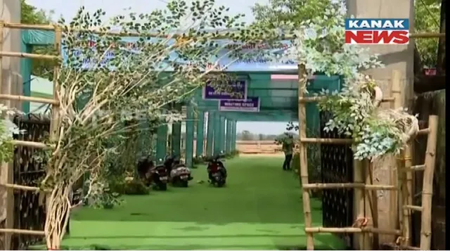 ଝାରସୁଗୁଡାରେ ଇକୋ ବୁଥ । ବେହେରାମାଲ ବିଦ୍ୟାଳୟରେ ସବୁଜ ରଙ୍ଗରେ ଛାଉଣୀ । ଭୋଟରଙ୍କ ଛୋଟ ପିଲାଙ୍କ ପାଇଁ ରଖାଯାଇଛି ଖେଳନା । ସୁରକ୍ଷା ଉପରେ ବିଶେଷ ଗୁରୁତ୍ୱ