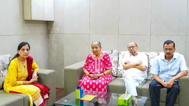 ଆପ ନେତ୍ରୀ ସ୍ୱାତୀ ମାଲିୱାଲଙ୍କୁ ଆକ୍ରମଣ ମାମଲା: ତଦନ୍ତ ପାଇଁ ଘରେ ବୃଦ୍ଧ ବାପା-ମାଙ୍କ ସହ ଅପେକ୍ଷା କରି ରହିଲେ ଦିଲ୍ଲୀ ମୁଖ୍ୟମନ୍ତ୍ରୀ, କିନ୍ତୁ ଆସିଲାନି ଦିଲ୍ଲୀ ପୋଲିସ