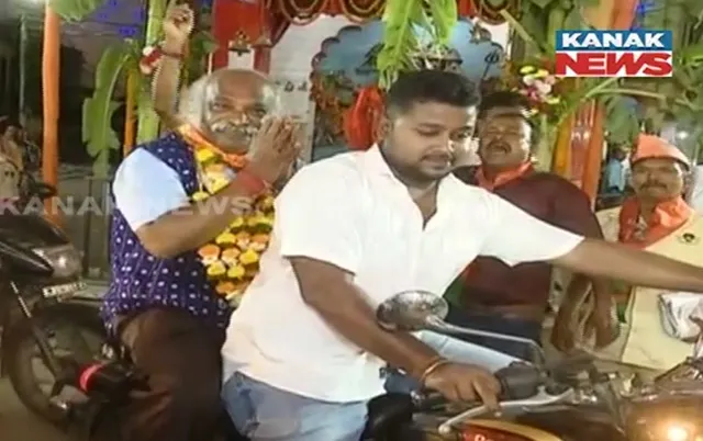 କଟକରେ ଲୋକଙ୍କ ମନ ଜିତୁଛନ୍ତି ଡାକ୍ତର ପୂର୍ଣ୍ଣଚନ୍ଦ୍ର ମହାପାତ୍ର । ସାହି ସାହି ବୁଲି କରୁଛନ୍ତି ପ୍ରଚାର ।