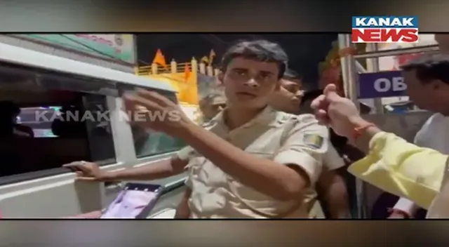 କଟକରେ ବିଜେପି ପତାକା କାଢିଦେଲା ପୋଲିସ । ପୁଲିସ- ବିଜେପି କର୍ମୀଙ୍କ ମଧ୍ୟରେ କଥା କଟାକଟି ।