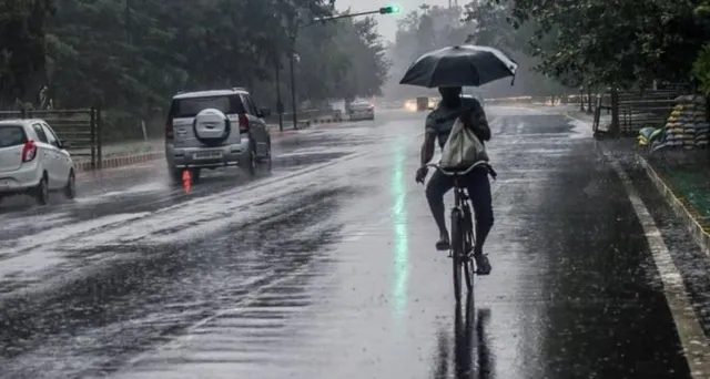 ଆଜିଠୁ ବଢିବ ବର୍ଷା । ରାଜ୍ୟର କିଛି କିଛି ସ୍ଥାନରେ ବିଜୁଳି, ଘଡଘଡି ସହ ୩୦ ରୁ ୪୦ କିମି ବେଗରେ ବହିବ ପବନ । ଆଞ୍ଚଳିକ ପାଣିପାଗ କେନ୍ଦ୍ରର ସୂଚନା ।