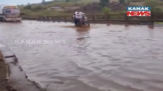 ଅସରାଏ ବର୍ଷାରେ ଉବୁଟୁବୁ ଜାତୀୟ ରାଜପଥ । କୋରାପୁଟରୁ ସେମିଳିଗୁଡା ରାସ୍ତାରେ ଆଣ୍ଠୁଏ ପାଣି ।