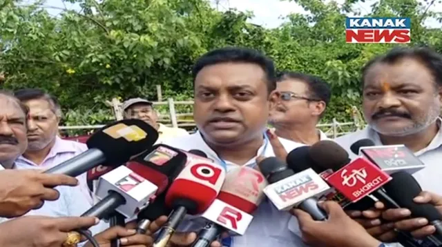 ଇଭିଏମ୍ ଅଚଳ ଯୋଗୁଁ ଲାଇନରେ ଦେଢଘଣ୍ଟା ଛିଡା ହେଲେ ସମ୍ବିତ ପାତ୍ର । ନିଜେ ଭୋଟ ଦେବା ସହ ଲୋକଙ୍କୁ ମତଦାନ ପାଇଁ କଲେ ଅପିଲ ।  