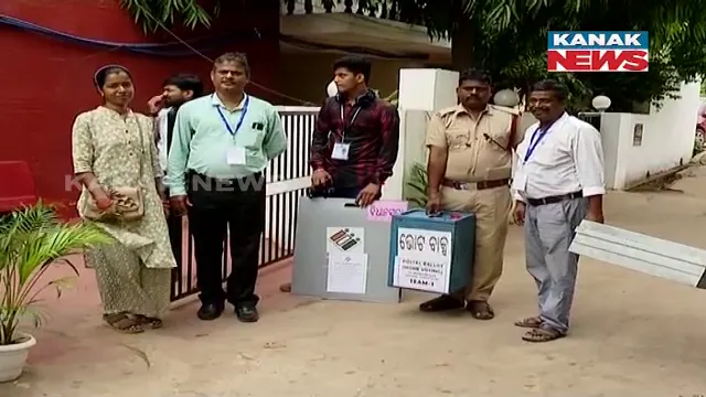 ଏଣିକି ଘରେ ବସି ଦେଇପାରିବେ ଭୋଟ୍ । ଘରୁ ଆସି ଭୋଟ୍ ନେବ ପୋଲିଂ ଅଧିକାରୀ