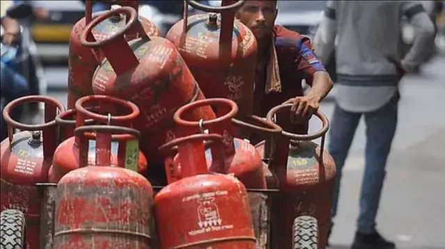 କମିଲା ଏଲପିଜି ଦର । କମର୍ସିଆଲ ସିଲିଣ୍ଡର ପିଛା ୭୦ ଟଙ୍କା ହ୍ରାସ । ଜାଣନ୍ତୁ କେଉଁଠି ହେଲା କେତେ ରେଟ୍ ।