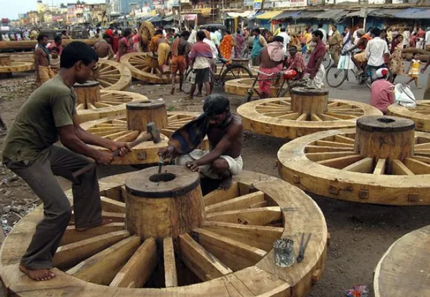 ମହାପ୍ରଭୁଙ୍କ ରଥ ନିର୍ମାଣ ପାଇଁ  ଚଳଚଞ୍ଚଳ ରଥଖଳା । ଶେଷ ହେଲା ତିନି ରଥର ୪୨ ଚକ କାମ ।