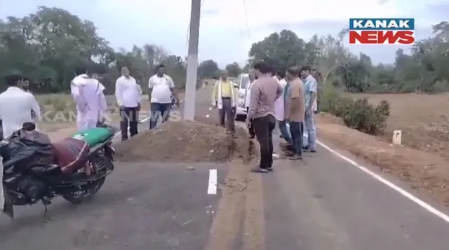 ରାସ୍ତା ମଝିରେ ବିଦ୍ୟୁତ ଖୁଣ୍ଟ । ଦେଖି ଅଟକି ଗଲେ ଦିଗପହଣ୍ଡି ବିଧାୟକ ସିଦ୍ଧାନ୍ତ ମହାପାତ୍ର ।