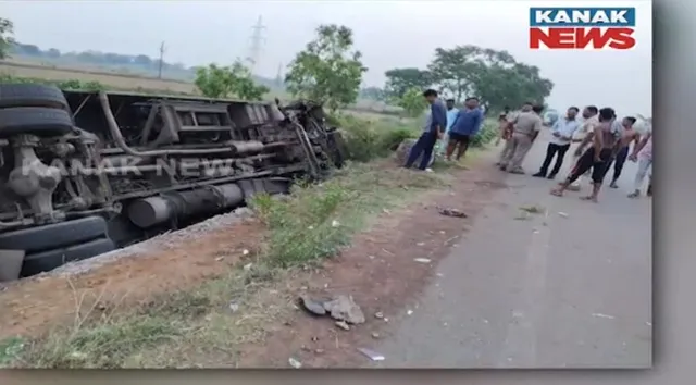 ଓଲଟିଲା ଯାତ୍ରୀବାହୀ ବସ୍ । ୧୦ରୁ ଅଧିକ ଯାତ୍ରୀ ହସ୍ପିଟାଲରେ ଭର୍ତ୍ତି । ଖୋର୍ଦ୍ଧା-ବଲାଙ୍ଗୀର ୫୭ ନମ୍ବର ଏନଏଚରେ ଦୁର୍ଘଟଣା ।