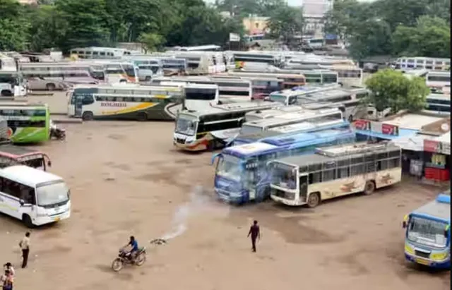 କୋରାପୁଟରେ ବସ୍ ଚଳାଚଳ ବନ୍ଦ । ଘରୋଇ ବସ୍ ମାଲିକ ଓ କର୍ମଚାରୀଙ୍କ ମଧ୍ୟରେ ବିବାବଦ ଯୋଗୁଁ ଯାତ୍ରୀ ହଟହଟା ।