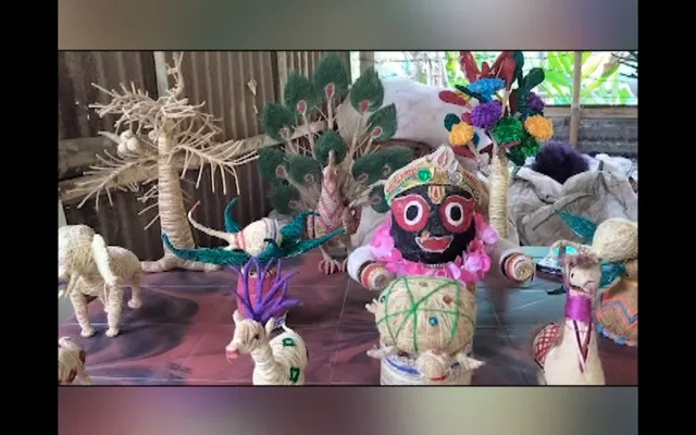 ନଡ଼ିଆ କତାରୁ ସୁନ୍ଦର ସାମଗ୍ରୀ । କଣ୍ଢେଇ, ହାତୀ, ଘୋଡ଼ା, ଗଛ ଓ ଠାକୁରଙ୍କ ପ୍ରତିମୂର୍ତି ତିଆରି କରୁଛନ୍ତି ଭୋଗରାଇ ଆକାନ୍ଦି ଗାଁର ୩୦ ଜଣ ମହିଳା