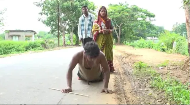 ମା’ କରିଥିଲେ ମାନସିକ, ପୁଅ କରୁଛି ପୂରଣ । ଦଣ୍ଡ ମାରିମାରି ଶ୍ରୀକ୍ଷେତ୍ର ଅଭିମୁଖେ କାଳିଆ ଠାକୁରଙ୍କ ପାଖକୁ ଚାଲିଛି ପୁଅ ।