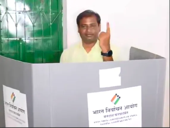 ଚତୁର୍ଥ ପର୍ଯ୍ୟାୟ ନିର୍ବାଚନ ପାଇଁ ଆରମ୍ଭ ହେଲା ଭୋଟିଂ । ଭୋଟ୍ ଦେଲେ ମନ୍ତ୍ରୀ ତୁଷାରକାନ୍ତି ବେହେରା ।