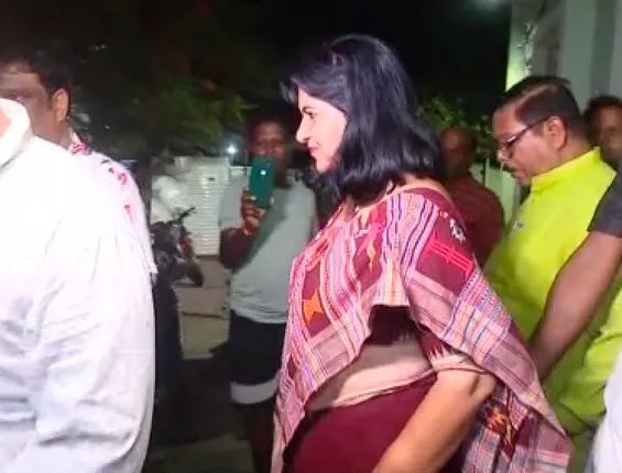 ଏସସିବି ମେଡିକାଲରେ ପ୍ରଶାନ୍ତ ଜଗଦେବଙ୍କୁ ଭେଟିଲେ ଅପରାଜିତା । ସ୍ୱାସ୍ଥ୍ୟବସ୍ଥା ନେଇ ଡାକ୍ତରଙ୍କ ସହ କଲେ ଆଲୋଚନା