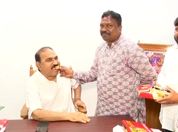 ଜୟନାରାୟଣଙ୍କ ଆଶୀର୍ବାଦ ନେଲେ ମନ୍ତ୍ରୀ ରବି ନାୟକ । ମିଠା ଖୁଆଇ ଶୁଭେଚ୍ଛା ଜଣାଇଲେ ସମ୍ବଲପୁର ବିଧାୟକ । 