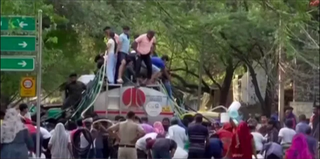 ଦିଲ୍ଲୀ ଜଳ ସଙ୍କଟ ଆବେଦନରେ ସୁପ୍ରିମକୋର୍ଟଙ୍କ ଶୁଣାଣୀ ,ସବୁପକ୍ଷଙ୍କ ସହ ଆଲୋଚନା କରି ସମାଧାନ କରିବାକୁ କୋର୍ଟଙ୍କ ନିର୍ଦ୍ଦେଶ ।