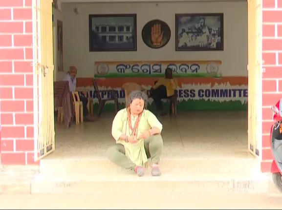 ଶରତ ପଟ୍ଟନାୟକଙ୍କୁ କାଳିମାଡ ଘଟଣାରେ ୫ କଂଗ୍ରେସ କର୍ମୀ ବହିଷ୍କୃତ । ଧାରଣାରେ ବସିଲେ ଶ୍ରୀୟାସ୍ମିତା ପଣ୍ଡା ।