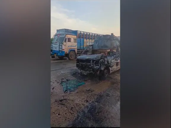 କଣ୍ଟେନର ପଛରେ ପିଟି ହୋଇ ଜଳିଗଲା ଆମ୍ବୁଲାନ୍ସ । ରୋଗୀ ସମେତ ୪ ଗୁରୁତର ବାଲେଶ୍ୱର ରୂପସା ନିକଟରେ ଦୁର୍ଘଟଣା ।