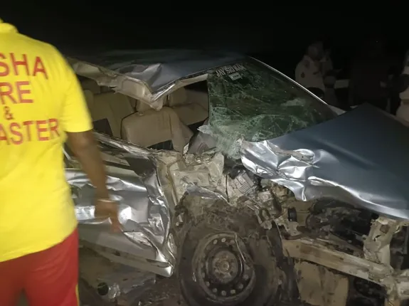 ବାରଙ୍ଗ କୁଆଖାଇ ବ୍ରିଜରେ ଦୁର୍ଘଟଣା; ଦୁର୍ଘଟଣାରେ ଟେଲି ଅଭିନେତ୍ରୀ ମୃତ । କାର ସହ ଧକ୍କା ପରେ ନଦୀକୁ ଖସିପଡ଼ିଲା ଟ୍ରକ