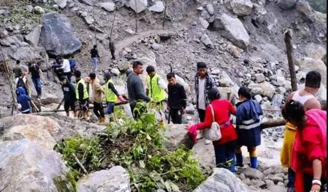 ଉତ୍ତର ସିକ୍କିମରୁ ଉଦ୍ଧାର ହେଲେ ୧୨ଶହରୁ ଅଧିକ ପର୍ଯ୍ୟଟକ । ଭୂସ୍ଖଳନ ପରେ ଚାଲିଛି ଉଦ୍ଧାର କାର୍ଯ୍ୟ ।