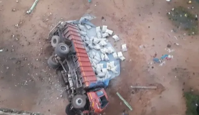 କୁଆଖାଇ ନଦୀ ପୋଲ ଉପରେ କାରକୁ ଧକ୍କା ଦେଇ ବ୍ରିଜ ତଳକୁ ଖସିପଡିଲା ଟ୍ରକ୍ । ମହିଳାଙ୍କ ମୃତ୍ୟୁ, ୪ ଗୁରୁତର ।