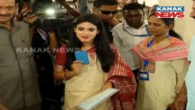 ପ୍ରଥମଥର ବିଧାନସଭାକୁ ଗଲେ ଉପାସନା ମହାପାତ୍ର । ଶପଥ ପାଇଁ ହାତରେ ବାପାଙ୍କ ଆଇ-କାର୍ଡ ଧରି କଲେ ଗୃହ ପ୍ରବେଶ ।