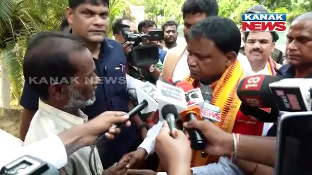 ଶପଥ ପୂର୍ବରୁ ସମସ୍ୟା ବୁଝିଲେ ନୂଆ ମୁଖ୍ୟମନ୍ତ୍ରୀ । ଲୋକଙ୍କୁ ପଚାରିଲେ, କଣ ରହିଛି ନୂଆ ସରକାରଙ୍କ ଠାରୁ ଆଶା । ସମସ୍ୟା କହିଲେ ଲୋକେ, ସମାଧାନ ପ୍ରତିଶ୍ରୁତି ଦେଲେ ମୋହନ ମାଝୀ