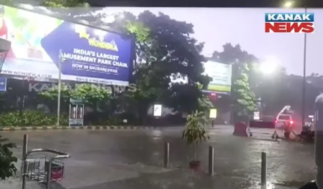 କଟକ ଭୁବନେଶ୍ୱରରେ ପ୍ରବଳ ବର୍ଷା: ବିଜୁଳି ଘଡଘଡି ସହ ଲାଗି ରହିଛି ବର୍ଷା