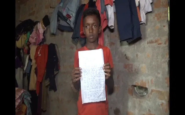 ବାପାଙ୍କ ପାଇଁ ଭାବ ପ୍ରବଣ ହୋଇ କୋହଭରା ଚିଠି ଲେଖିଲା କୁନିପୁଅ । ଶଯ୍ୟାଶାୟୀ ବାପାଙ୍କ ଜୀବନ ବଞ୍ଚାଇବାକୁ ମୁ୍ଖ୍ୟମନ୍ତ୍ରୀଙ୍କୁ ଚିଠି