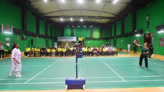 ନିଆରା ଅନ୍ଦାଜରେ ରାଷ୍ଟ୍ରପତି ଦ୍ରୌପଦୀ ମୁର୍ମୁ । ଅଲିମ୍ପିକ୍ସ ବିଜେତା ସାଇନାଙ୍କ ସହ ଖେଳିଲେ ବ୍ୟାଡମିଣ୍ଟନ ।