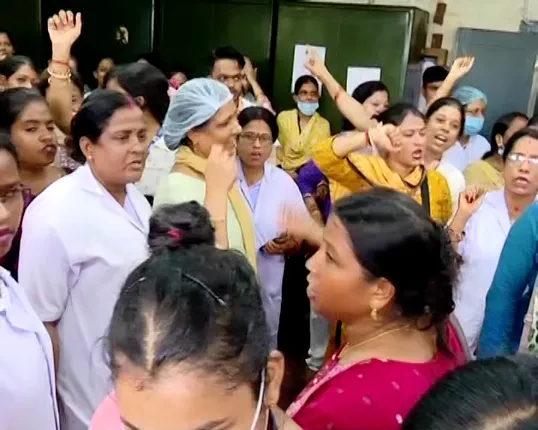 ଏସସିବି ନର୍ସିଂ ଅଫିସର ସଂଘ ଏବଂ ସର୍ଜନ ସଂଘ ବିବାଦ ପ୍ରସଙ୍ଗ ; ହାଉସ ସର୍ଜନଙ୍କ କାର୍ଯ୍ୟବନ୍ଦକୁ ଜୁନିଅର ଡାକ୍ତର ଓ ଏସସିବି ଡାକ୍ତର ସଂଘର ସମର୍ଥନ 