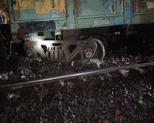 ମଞ୍ଚେଶ୍ୱର ରେଲୱେ ଷ୍ଟେସନ ନିକଟରେ ମାଲବାହୀ ଟ୍ରେନ୍ ଲାଇନଚ୍ୟୁତ ; ବିଳମ୍ବିତ ରାତିରେ ଟ୍ରାକରୁ ଖସିଲା ୮ଟି ବଗି