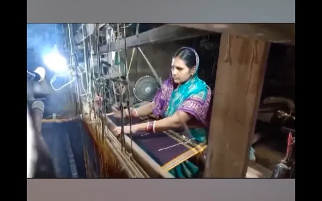 ବାଙ୍କୀ ତୁଳସୀପୁରର ହାତ ତିଆରି ଶାଢ଼ୀ, ବୁଣାକାରଙ୍କୁ ଦେଇଛି ସ୍ୱତନ୍ତ୍ର ପରିଚୟ । ଶାଢୀ ତିଆରି କଲେ ଚଳୁଚି ପରିବାର ।