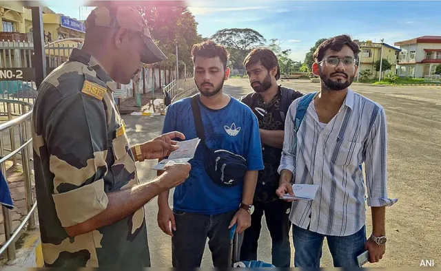 ଅଶାନ୍ତ ବାଂଲାଦେଶ, ଦେଖିବା ମାତ୍ରେ ଗୁଳି ନିର୍ଦ୍ଦେଶ ; ଭୟ ଭିତରରେ ସ୍ୱଦେଶ ଫେରିଲେ ୯୭୮ ଭାରତୀୟ