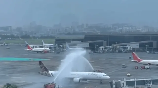 ଟିମ୍ ଇଣ୍ଡିଆକୁ ମିଳିଲା ୱାଟର କାନନ ସାଲ୍ୟୁଟ । ଜାଣନ୍ତୁ ବିମାନବନ୍ଦରରେ କାହାକୁ ମିଳିଥାଏ ଏଭଳି ସମ୍ମାନ ।