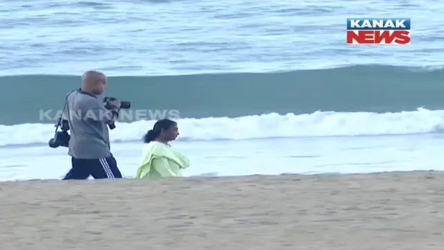 ସକାଳୁ ସମୁଦ୍ର କୂଳରେ ପ୍ରାତଃଭ୍ରମଣ କଲେ ରାଷ୍ଟ୍ରପତି ଦ୍ରୌପଦୀ ମୁର୍ମୁ । ଆଖପାଖରେ ସୁରକ୍ଷା ବ୍ୟବସ୍ଥା