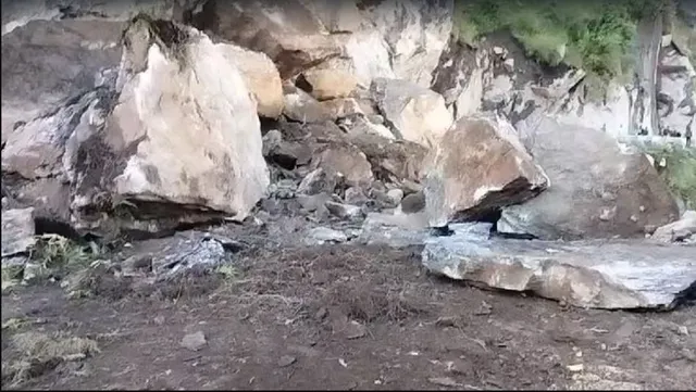 ପାହାଡରୁ ଖସୁଛି ପଥର, ଗମନାଗମନ ବାଧାପ୍ରାପ୍ତ । ଉତ୍ତରାଖଣ୍ଡର ୧୩ ଜିଲ୍ଲାକୁ ୟେଲୋ ୱାର୍ଣ୍ଣିଂ ଜାରିକଲା ପାଣିପାଗ ବିଭାଗ