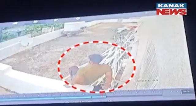 ଖୋର୍ଦ୍ଧା ସହରରେ ଚଞ୍ଚଲ୍ୟ: ପୋଲିସକୁ ଧକ୍କା ମାରି କୋର୍ଟରୁ ଚମ୍ପଟ ମାରିଲା ଦୁଷ୍କର୍ମକାରୀ ଅଭିଯୁକ୍ତ