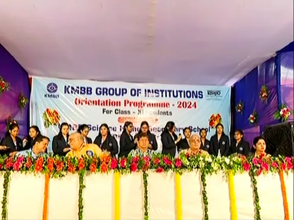 ନୂଆ ଛାତ୍ରଛାତ୍ରୀଙ୍କୁ ସ୍ୱାଗତ ପାଇଁ କେଏମବିବି +୨ ବିଜ୍ଞାନ କଲେଜର ଓରିଏନଣ୍ଟେସନ କାର୍ଯ୍ୟକ୍ରମ । ଗୁରୁମନ୍ତ୍ର ଦେଲେ ମୁଖ୍ୟଅତିଥି, +୨ ପରୀକ୍ଷାରେ ୯୦%ରୁ ଅଧିକ ନମ୍ବର ରଖିଥିବା ଛାତ୍ରଛାତ୍ରୀଙ୍କୁ କରାଗଲା ସମ୍ବର୍ଦ୍ଧିତ ।