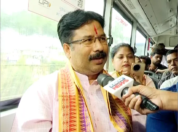 ମୋ ବସରେ ମନ୍ତ୍ରୀ । ମାଷ୍ଟରକ୍ୟାଣ୍ଟିନରୁ ‘ମୋ ବସ୍’ରେ ବସି ଯାତ୍ରା କଲେ ମନ୍ତ୍ରୀ କୃଷ୍ଣଚନ୍ଦ୍ର ମହାପାତ୍ର