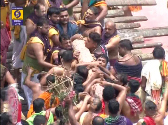 ଦେବଦଳନ ରଥରେ ବିଜେ କଲେ ଚକ୍ରରାଜ ଶ୍ରୀସୁଦର୍ଶନ । ନିର୍ଦ୍ଧାରିତ ସମୟ ପୂର୍ବରୁ ଆରମ୍ଭ ହେଲା ଶ୍ରୀଜିଉଙ୍କ ପହଣ୍ଡି ।